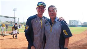 王建民加入中信兄弟春訓，和董事長高英傑、總教練林威助討論球隊狀況。（圖／中信兄弟提供）