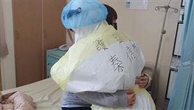 羅護理長說，面對有些負壓隔離病房病患，精神壓力大到崩潰，同仁們總是全力安撫病患。（圖／羅護理長授權提供）