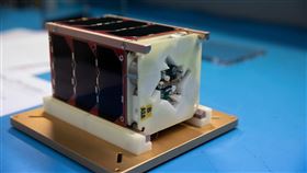 玉山衛星重量約2公斤，由騰暉電信、海洋大學、冠宇國際電訊、雷斯康研發製作而成，可以追蹤船隻航行軌跡，協助交通管制。（圖／國研院國家太空中心提供）
