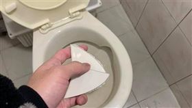 手機,馬桶,刷牙,3310,Nokia,iPhone xs。(圖/翻攝自爆廢公社二館)