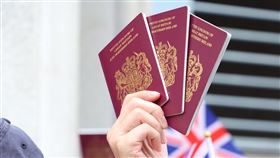 專家料北京對BNO護照仍有反制後著有專家說，北京除了不承認BNO護照外，仍有其他反制後著；圖為部分港人前年手持BNO護照到英國駐港總領館集會，要求居英權。（資料圖片）中央社記者張謙香港攝  110年1月30日