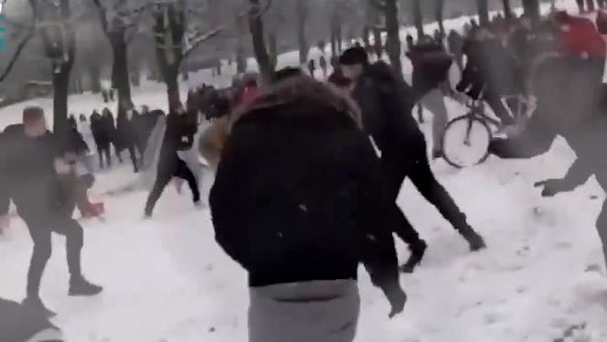 眾人揪打雪仗　警一看嘆1句全逮人