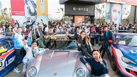 電影《叱咤風雲》主創、演員與電影經典賽車齊聚高雄夢時代宣傳。（圖／創映電影、量能影業提供）