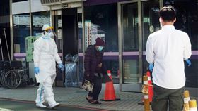 民眾由救護車載送赴桃醫就診衛福部桃園醫院武漢肺炎群聚案持續延燒，中央流行疫情指揮中心30日再宣布新增4本土病例，均與桃醫事件有關。圖為桃園醫院戶外採檢區30日有民眾由救護車載運到院就醫。中央社記者施宗暉攝  110年1月30日