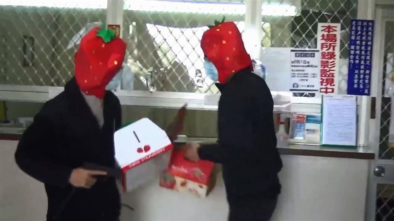 要錢也要草莓！大湖警防搶演練超逗趣