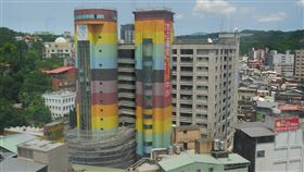 基隆信二停車場2階段整建　估8月完工基隆市信二立體停車場內部經整修後煥然一新，廠商現正進行第2階段外牆和車道整建，將以格柵方式形塑停車場新意象；「彩虹塔」外觀由於是中正公園附近明顯地標，討論後決定予以保留，如果天氣良好，預計8月完工。中央社記者王朝鈺攝　107年6月27日