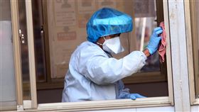 桃園醫院採檢室清潔消毒衛福部桃園醫院武漢肺炎群聚案持續延燒，30日再增4例本土病例均與桃醫群聚相關。桃醫自上午起陸續有民眾前往採檢，午後工作人員加強採檢室清潔消毒。中央社記者施宗暉攝　110年1月30日