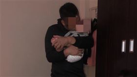 台中年輕5寶爸，公寓，合照，孩子。(圖／台中行善團提供)