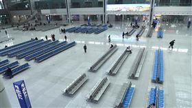 中國春運首日1991萬人次 不到2020年3成官方連日來力倡「就地過年」後，中國春運28日起跑，首日預計發送旅客1991萬人次，還不到去年春運首日3成。圖為28日空蕩蕩的重慶火車北站南廣場候車大廳。（中新社提供）中央社 110年1月28日