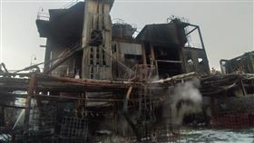 林園聯成化工廠火警　上午持續灑水降溫高雄林園工業區聯成化工廠房29日晚間發生火警，初步調查是製程所致，火勢在30日清晨近6時完全撲滅，截至上午7時還在灑水降溫。（高市消防局提供）中央社記者王淑芬傳真  110年1月30日