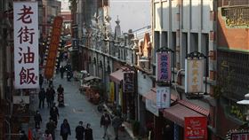 桃醫群聚案908足跡　曾到大溪老街（1）衛生福利部桃園醫院武漢肺炎群聚案，中央流行疫情指揮中心31日宣布，案908可傳染期都在居家隔離，但為求謹慎，也公布可傳染期之前的足跡，包含大溪老街、九份老街等地，提醒民眾注意。圖為週末的大溪老街人潮不如以往熱鬧。中央社記者王騰毅攝  110年1月31日