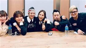 ▲樂天應援女團長壯壯、Rina、城希和桃猿阿誠丶山G丶杰哥一起開會。（圖／翻攝自樂天桃猿IG）