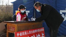 中國祭出六個不　禁止地方層層加碼春運返鄉防疫中國國務院聯防聯控機制31日祭出「六個不」，要求首都北京市以外的省區，不得在春運返鄉防疫措施搞「層層加碼」，不得在工作中搞「一刀切」。圖為寧夏吳忠市一個村落設置疫情防控檢查點，要求進村人員登記。（中新社提供）中央社　110年1月31日