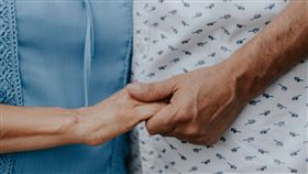 老人,老伴,伴侶,陪伴（圖/翻攝自unsplash 圖庫）