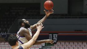 PLG　攻城獅擊敗領航猿（1）台灣職籃P. LEAGUE+（簡稱PLG）桃園賽事持續閉門開打，新竹街口攻城獅31日在桃園巨蛋踢館地主桃園領航猿，攻城獅洋將雷特（Julian Wright）（持球者）攻下全隊最高26分，助隊以84比72獲勝。中央社記者張新偉攝  110年1月31日