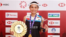 世界羽球巡迴賽年終賽戴資穎和冠軍獎牌世界球后戴資穎31日在世界羽球巡迴賽年終賽決賽激戰3局擊敗前西班牙球后馬琳。圖為戴資穎和冠軍獎牌。（泰國羽球協會提供）中央社記者呂欣憓曼谷傳真 110年1月31日