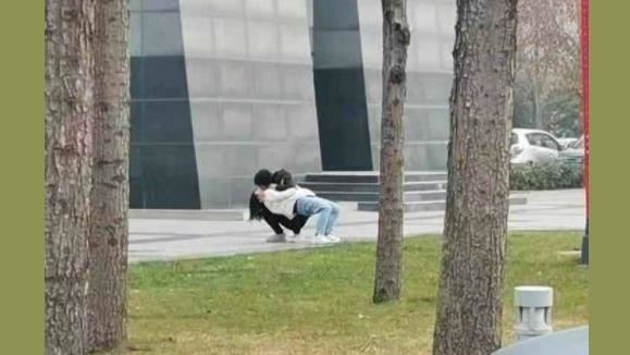 男女野外激吻！「超奇葩體位」網臉紅