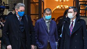 終院批准港府上訴 明年2月1日審理黎智英保釋香港終審法院31日下午批准港府上訴，預定明年2月1日審理壹傳媒集團創辦人黎智英（中）應否獲得保釋，黎智英遭還押等候審理，結束僅9天的保釋。圖為黎智英上午出庭後，步出法院。（中通社提供）中央社 109年12月31日