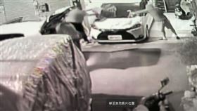 太平砸車潑漆 追求不成 惡煞洩憤(圖／翻攝畫面)