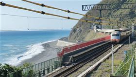 多良火車站收取入園清潔費（2）台東多良火車站1日開始收入園清潔費，每人新台幣10元。此處有絕佳的觀海視野，碧海藍天，被鐵道迷譽為「全台最美車站」，成為南迴線熱門打卡景點。中央社記者盧太城攝  110年2月1日