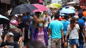 端午連假出遊人潮多（3）端午連假第2天，依然是天氣晴朗的出遊好日子，桃園大溪老街商圈出遊人潮多，不少人撐傘防曬，但在人群密集處，僅見部分遊客維持戴口罩。中央社記者王騰毅攝　109年6月26日