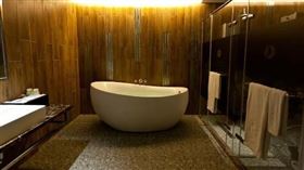 靈異公社／房間蓮蓬頭半夜自動噴灑，物品散落一地　竟釣出員工解釋：秀逗了風吹的（圖／翻攝自靈異公社）