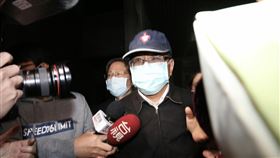 潘懷宗涉詐助理費　200萬元交保（1）新黨籍台北市議員潘懷宗（中）涉嫌詐領公費助理薪資，初估金額至少新台幣300萬元。案經檢察官聲請羈押禁見，士林地方法院27日裁定200萬元交保，並限制出境、出海。中央社記者蕭博文攝  110年1月27日