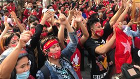 １６：９
在泰緬人聚集高喊釋放翁山蘇姬緬甸軍方發動政變，多名在泰國的緬甸人1日下午聚集在緬甸駐泰大使館前，高喊「釋放媽媽蘇！」中央社記者呂欣憓曼谷攝 110年2月1日