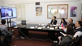 美國庫市友誼城市協會長交接　中市府視訊與會台中市與美國加州庫比蒂諾市於民國105年締結為友好城市，雙方聯繫窗口「庫市─台中友誼城市協會」1日舉行視訊年會及會長交接典禮，台中市副市長令狐榮達（後左3）也透過視訊參與。（台中市政府提供）中央社記者郝雪卿傳真　110年2月1日