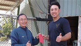 林安可發超過150個紅包給學弟　陳(南犬)榮感動中職新人王統一獅林安可（右）回母校發紅包，共發出超過150個紅包，恩師南英教練「牛爸」陳(南犬)榮（左）感動，直呼拿到新人王紅包今年「一定紅」。（陳(南犬)榮提供）中央社記者謝靜雯傳真  110年2月1日