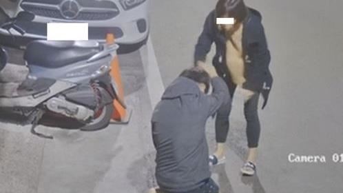 野蠻女友當街狠K男友！甩耳光踹命根