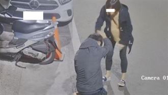 野蠻女友當街狠K男友！甩耳光踹命根