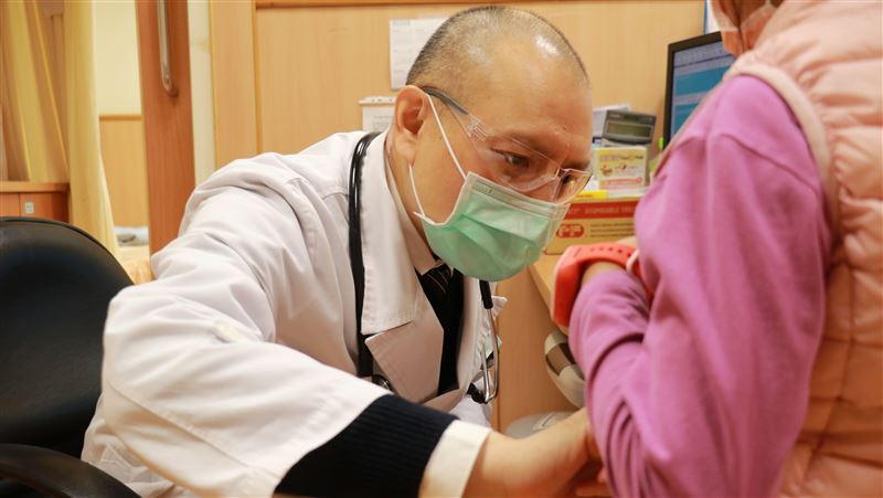 一家吃火鍋　女童上吐下瀉、爸媽狂拉