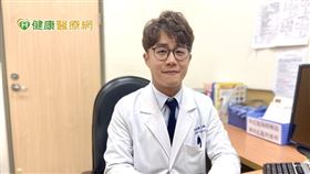 李冠陵醫師說，痔瘡分為內痔、外痔及內外混合痔，分為4個等級，若是症狀輕微，通常只要改變飲食生活習慣，搭配痔瘡軟膏治療就能改善；第2至第3級痔瘡，少量痔瘡可考慮門診就能做的橡皮環結紮術治療；第3級以上，症狀嚴重則需要進行手術切除。