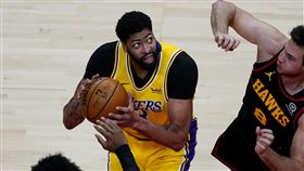▲「詹皇」打鐵，戴維斯（Anthony Davis）跳出來得分。（圖／美聯社／達志影像）