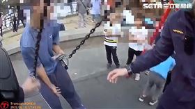 盪鞦韆,衝突,員警,中和,翻攝畫面