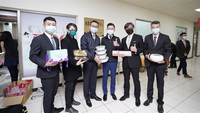 挺醫護！林智堅帶5百份年菜親送桃園