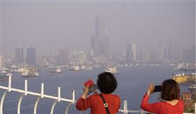 環保署2日表示，因東北季風挾帶境外污染物移入，加上擴散條件差，西半部空污濃度上升。圖為1月27日高雄市空氣品質不佳，天空一片霧茫茫。（中央社檔案照片）