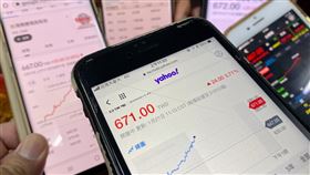 台積電盤中股價屢創新高晶圓代工廠台積電21日盤中股價屢創新高，激勵台股加權股價指數不斷墊高，再度飛越萬六大關。中央社記者張皓安攝  110年1月21日