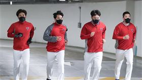 ▲韓國職棒2021年受到武漢肺炎疫情影響春訓在國內，KIA虎選手開訓跑地下停車場。（圖／取自KIA虎官網）