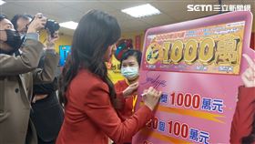 刮刮樂　樂透　大樂透　威力採　「金時堂彩券行」老闆林麗真　台灣彩券春節代言人Sandy吳姍儒（圖／記者戴玉翔攝影）