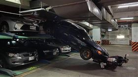 何男牽著機車險遭滑落的轎車砸中。（圖／翻攝畫面）