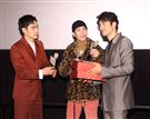 蕭敬騰不完美的我MV發布會，「跟你老婆去旅行」演員鳳小岳、張書豪送上老婆餅祝福。（記者邱榮吉/攝影）