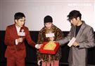 蕭敬騰不完美的我MV發布會，「跟你老婆去旅行」演員鳳小岳、張書豪送上老婆餅祝福。（記者邱榮吉/攝影）