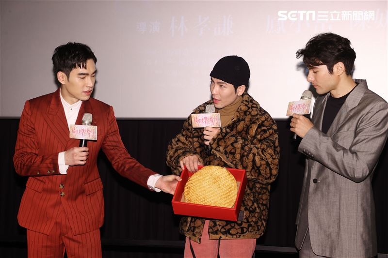 蕭敬騰不完美的我MV發布會，「跟你老婆去旅行」演員鳳小岳、張書豪送上老婆餅祝福。（記者邱榮吉/攝影）