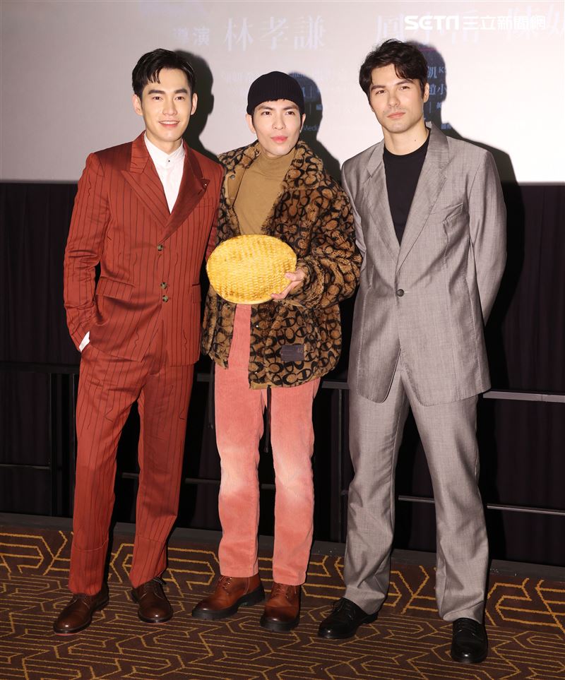 蕭敬騰不完美的我MV發布會，「跟你老婆去旅行」演員鳳小岳、張書豪送上老婆餅祝福。（記者邱榮吉/攝影）