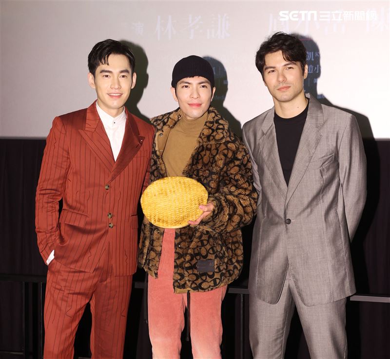 蕭敬騰不完美的我MV發布會，「跟你老婆去旅行」演員鳳小岳、張書豪送上老婆餅祝福。（記者邱榮吉/攝影）