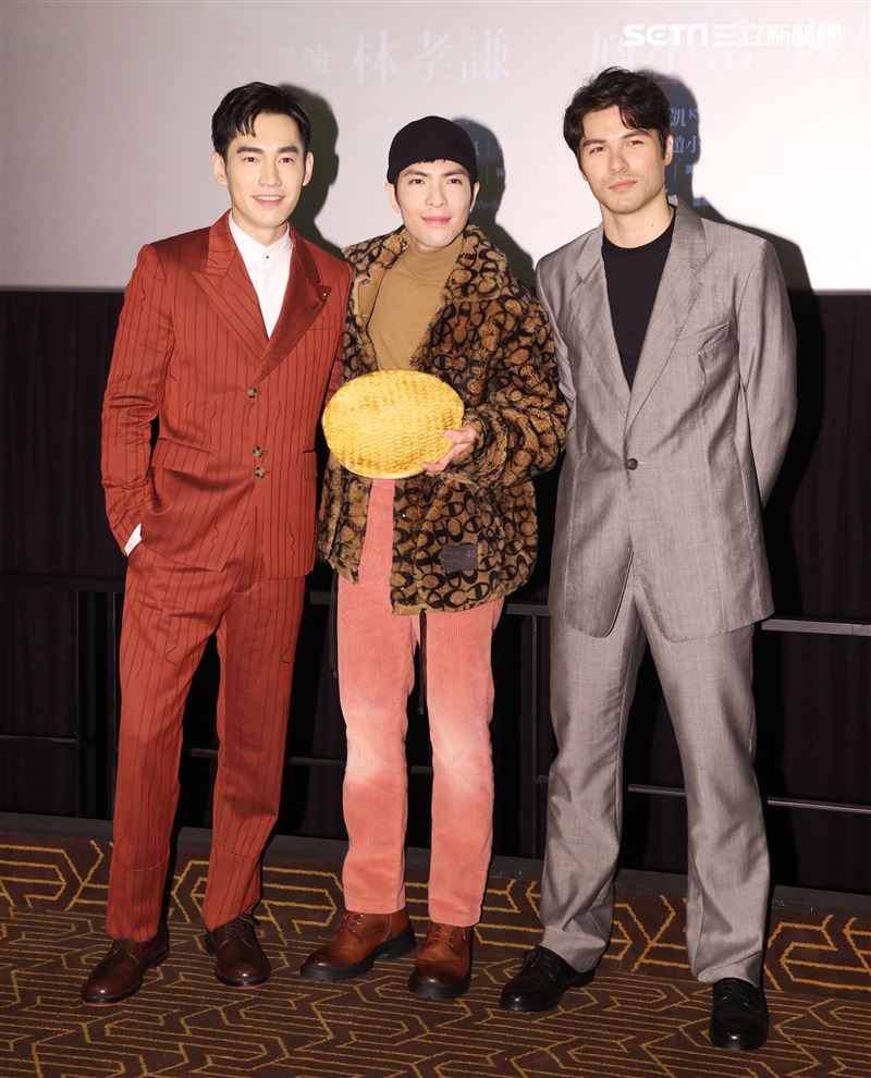 蕭敬騰不完美的我MV發布會，「跟你老婆去旅行」演員鳳小岳、張書豪送上老婆餅祝福。（記者邱榮吉/攝影）