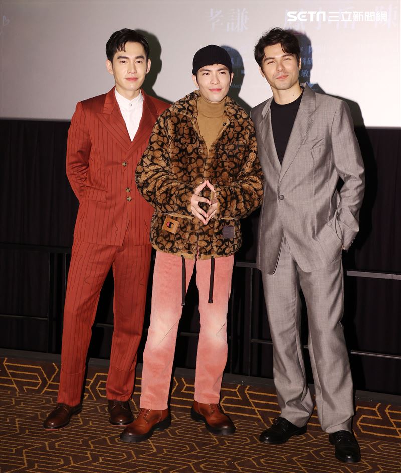 蕭敬騰不完美的我MV發布會，「跟你老婆去旅行」演員鳳小岳、張書豪送上老婆餅祝福。（記者邱榮吉/攝影）