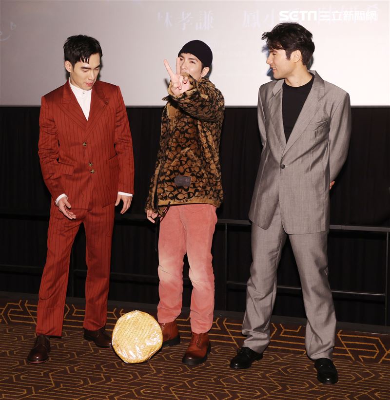 蕭敬騰不完美的我MV發布會，「跟你老婆去旅行」演員鳳小岳、張書豪送上老婆餅祝福。（記者邱榮吉/攝影）